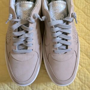 P448 Empire Neutral beige w/elevated white platform & beige tread size 6